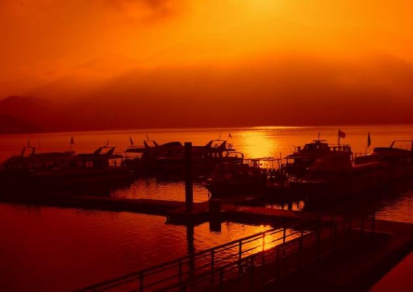 夕照日月潭